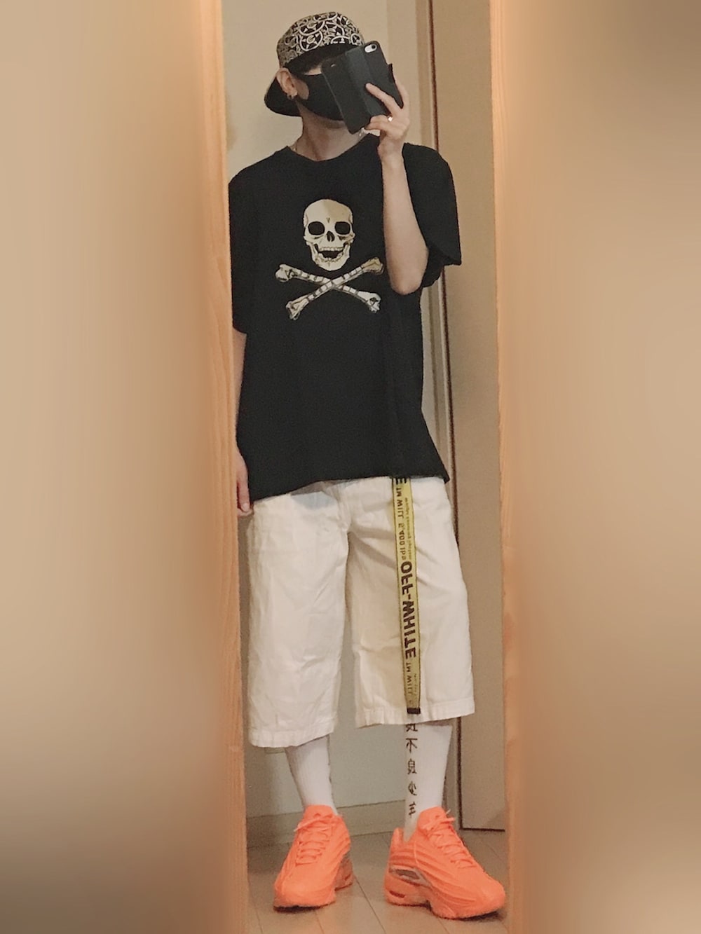 オレンジ系のスニーカー、ブラック系のTシャツ/カットソー、ホワイト系のデニムパンツを着用したメンズの夏コーディネートの3枚目の写真