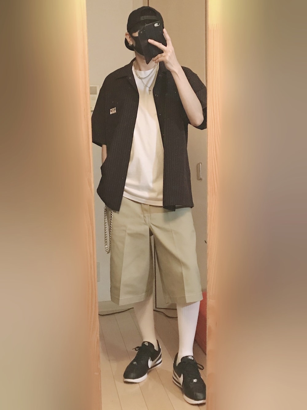 ブラウン系のシャツ/ブラウス、ホワイト系のTシャツ/カットソー、ベージュ系のその他パンツを着用したメンズの夏コーディネートの4枚目の写真