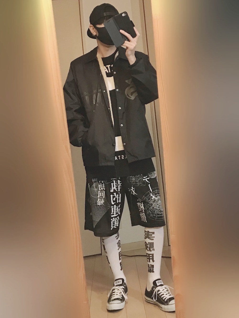 ブラック系のナイロンジャケット、ブラック系のTシャツ/カットソー、ブラック系のパンツを着用したメンズの春コーディネートの2枚目の写真