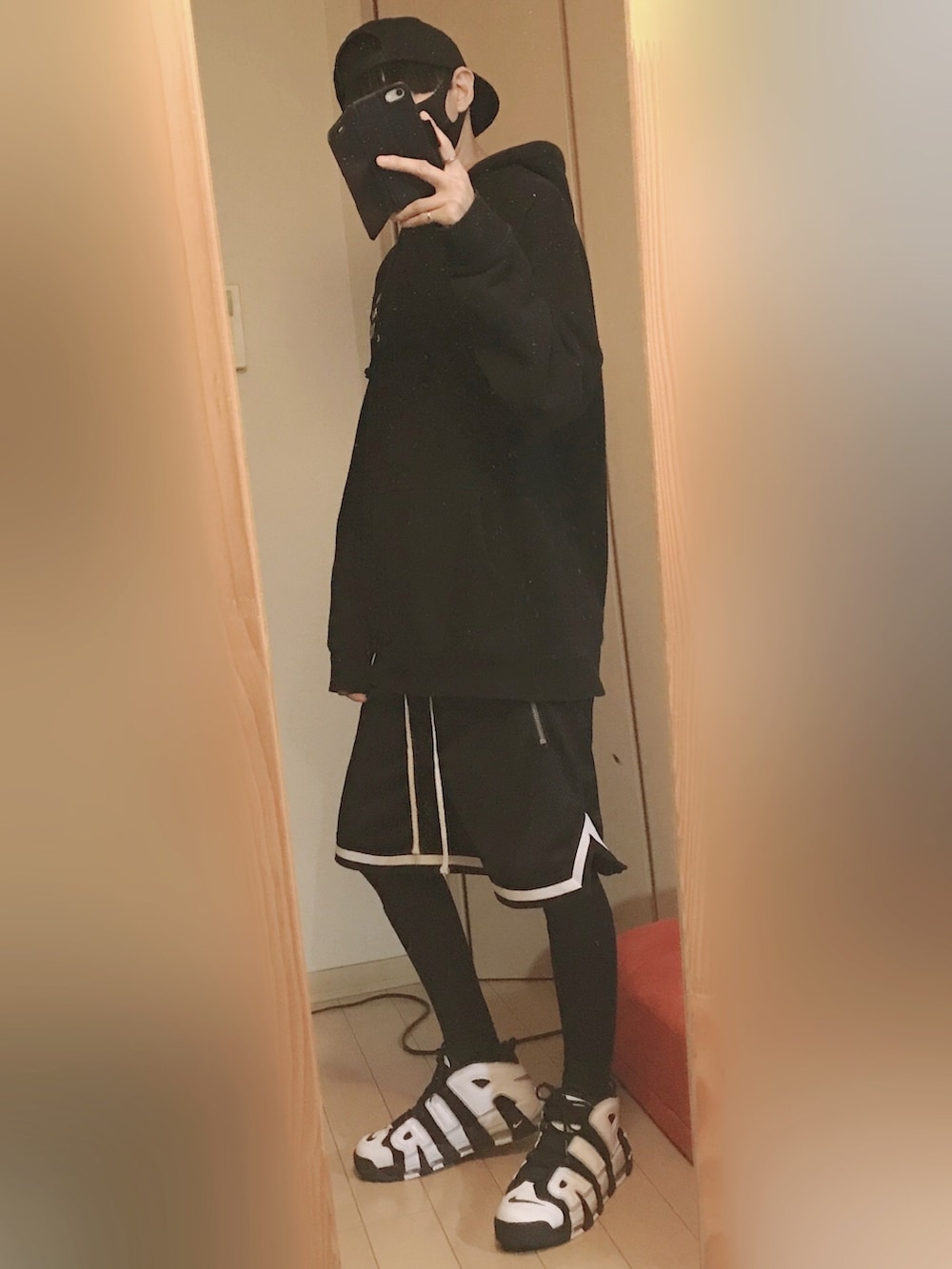 ブラック系のパーカー、ブラック系のパンツ、ブラック系のスニーカーを着用したメンズの秋コーディネートの5枚目の写真