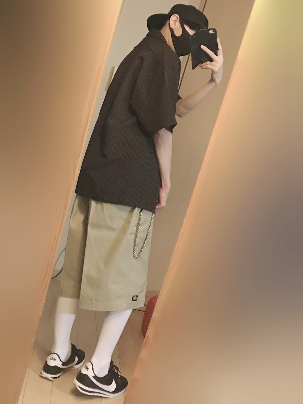 ブラウン系のシャツ/ブラウス、ホワイト系のTシャツ/カットソー、ベージュ系のその他パンツを着用したメンズの夏コーディネートの3枚目の写真