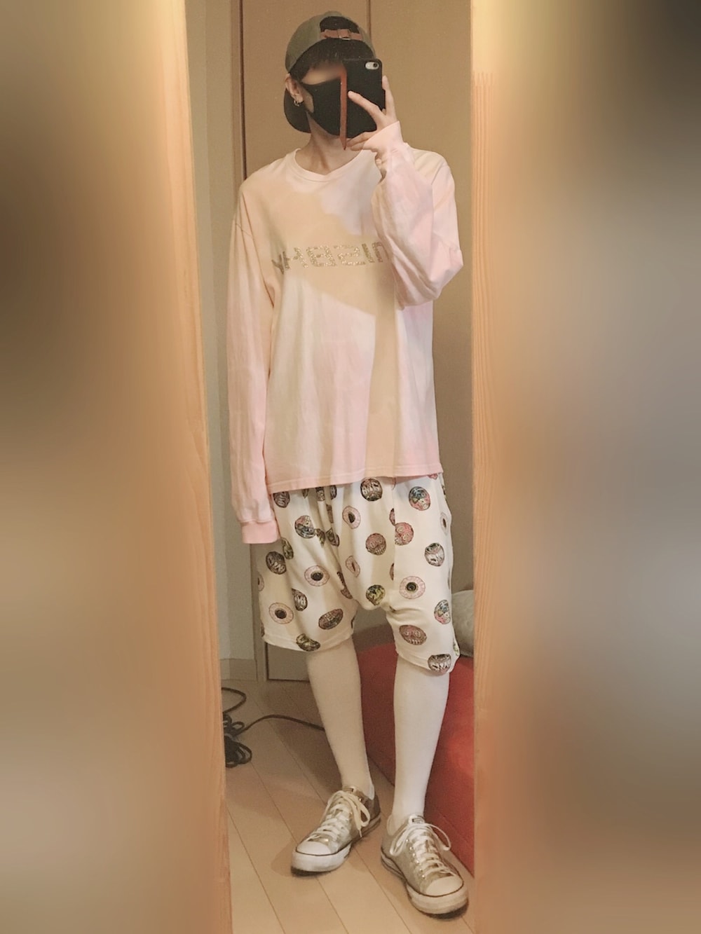 ピンク系のスウェット、ホワイト系のパンツ、ゴールド系のスニーカーを着用したメンズの夏コーディネートの2枚目の写真