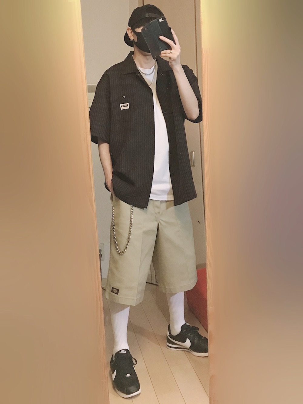 ブラウン系のシャツ/ブラウス、ホワイト系のTシャツ/カットソー、ベージュ系のその他パンツを着用したメンズの夏コーディネートの2枚目の写真