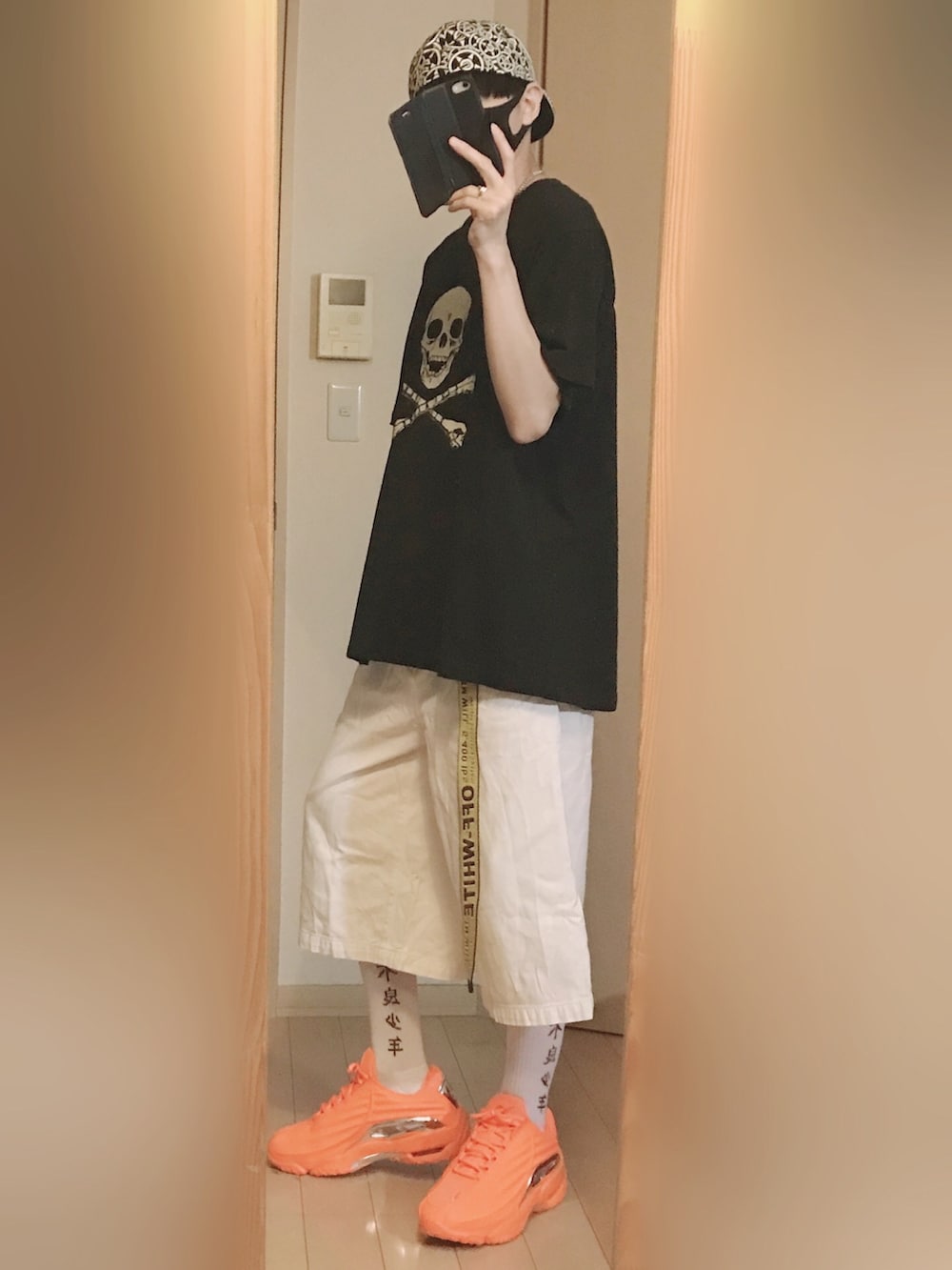 オレンジ系のスニーカー、ブラック系のTシャツ/カットソー、ホワイト系のデニムパンツを着用したメンズの夏コーディネートの4枚目の写真