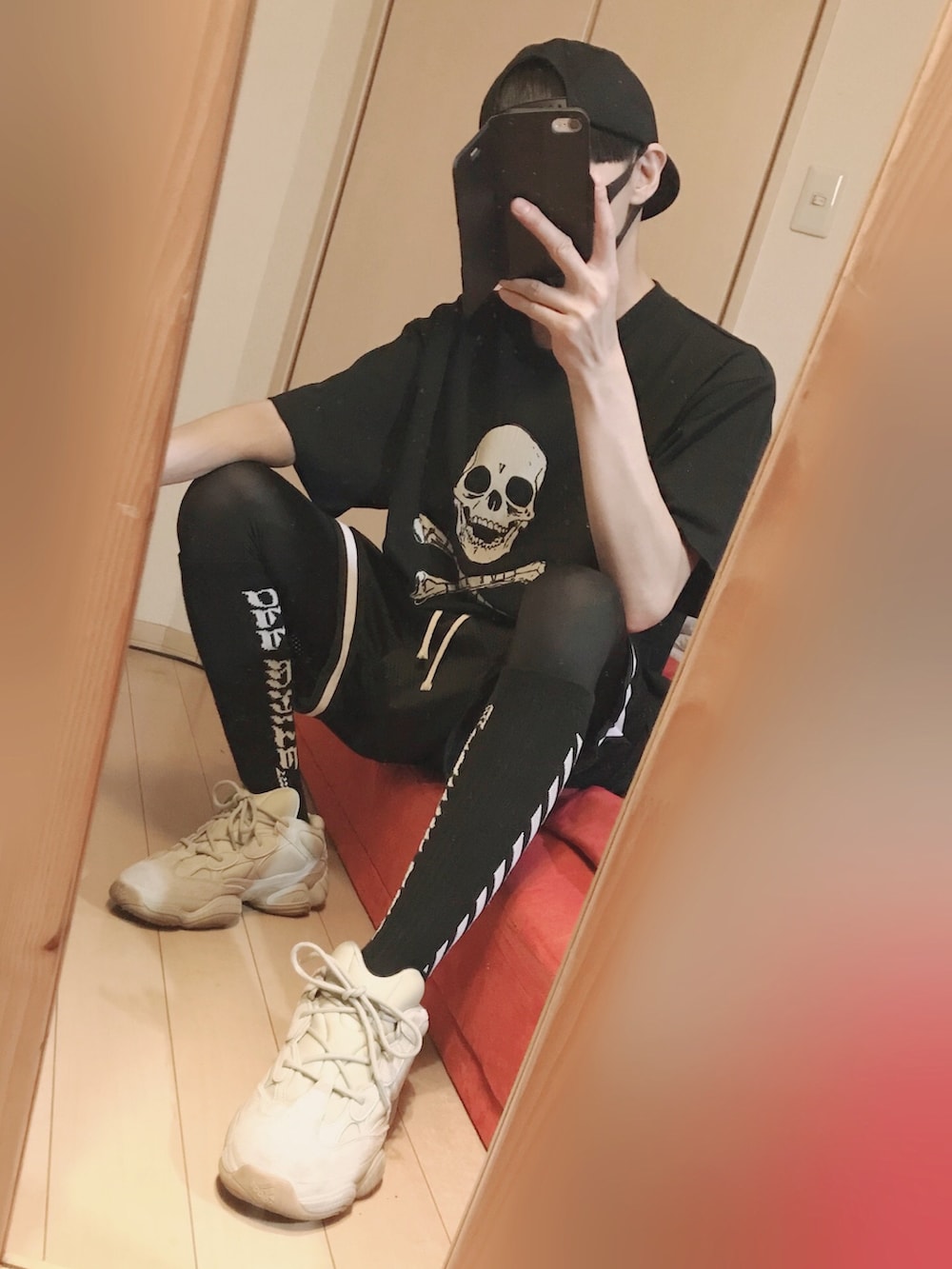 ブラック系のTシャツ/カットソー、ブラック系のパンツ、ベージュ系のスニーカーを着用したメンズの夏コーディネートの2枚目の写真