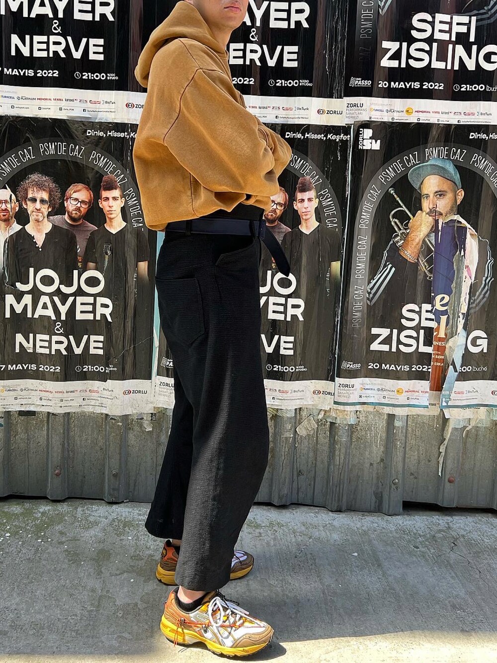 ブラック系のスラックス、ゴールド系のパーカー、ゴールド系のパーカーを着用したメンズの春コーディネートの3枚目の写真