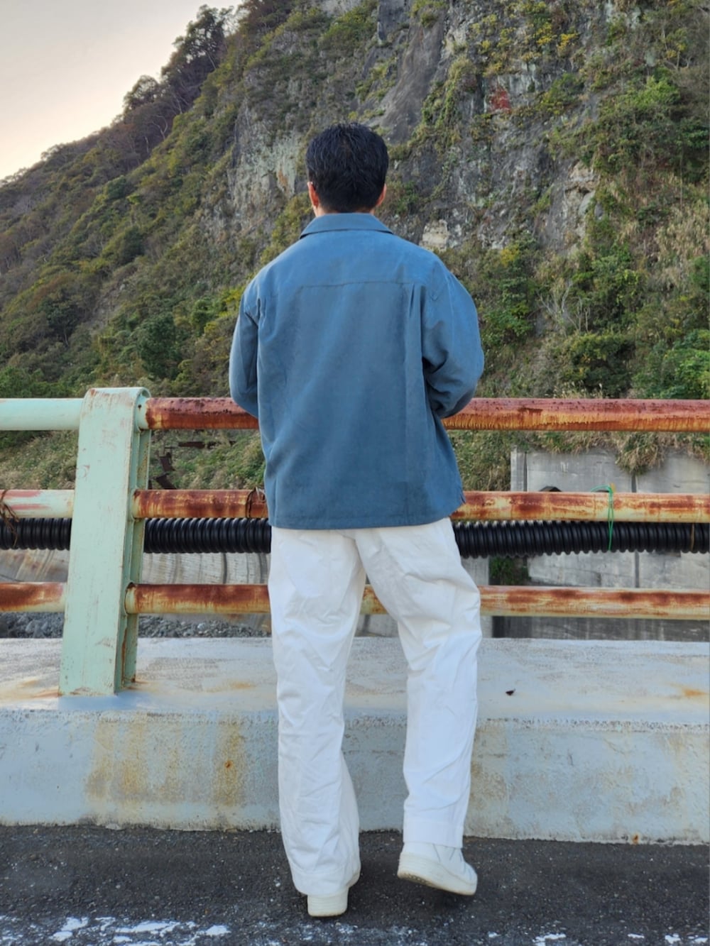 グリーン系のシャツ/ブラウス、ホワイト系のパンツ、ホワイト系のスニーカーを着用したメンズの秋コーディネートの5枚目の写真