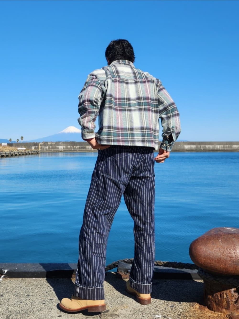 ブルー系のシャツ/ブラウス、レッド系のスウェット、ブルー系のパンツを着用したメンズの冬コーディネートの3枚目の写真