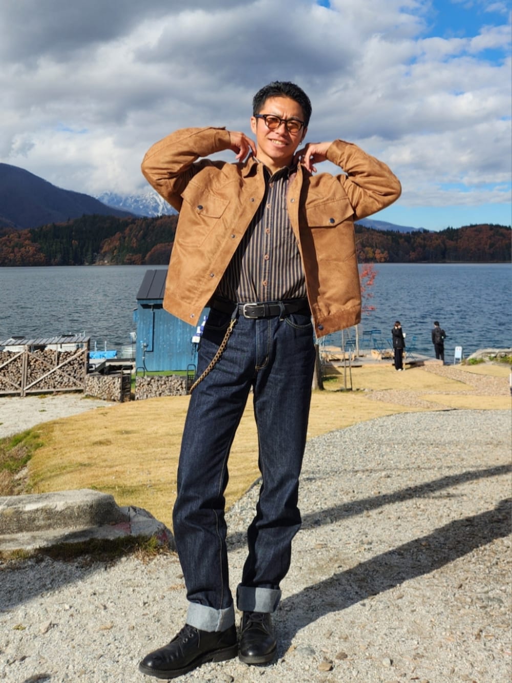 ブラック系のブーツ、ブルー系のデニムパンツ、ブルー系のシャツ/ブラウスを着用したメンズの秋コーディネートの2枚目の写真