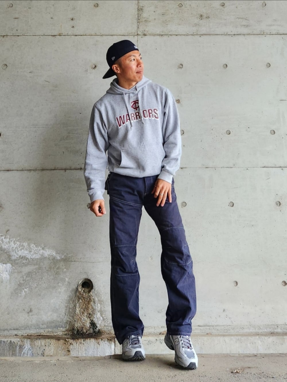 「パーカー、ワークパンツ、ペインターパンツ、ストリート、ストリートコーデ、スニーカー、キャップ、ストレートキャップ、シンプルスタイル、古着、スポーツミックス、カジュアル」｜「NEW ERAのアイテム（キャップ、ブルー系）」を使った、tulipさん（メンズ・165cm）の春コーディネートの2枚目の写真
