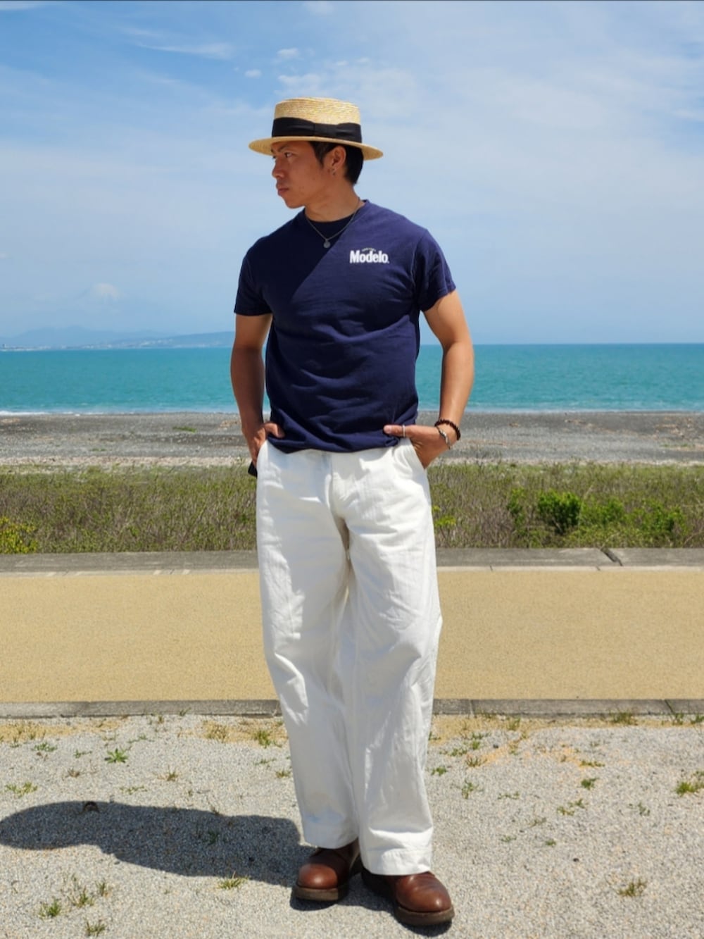 ブルー系のTシャツ/カットソー、ホワイト系のパンツ、ブラウン系のブーツを着用したメンズの春コーディネートの3枚目の写真