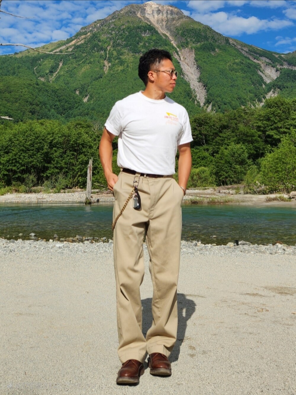ベージュ系のチノパンツ、ブラウン系のブーツ、ホワイト系のTシャツ/カットソーを着用したメンズの夏コーディネートの4枚目の写真