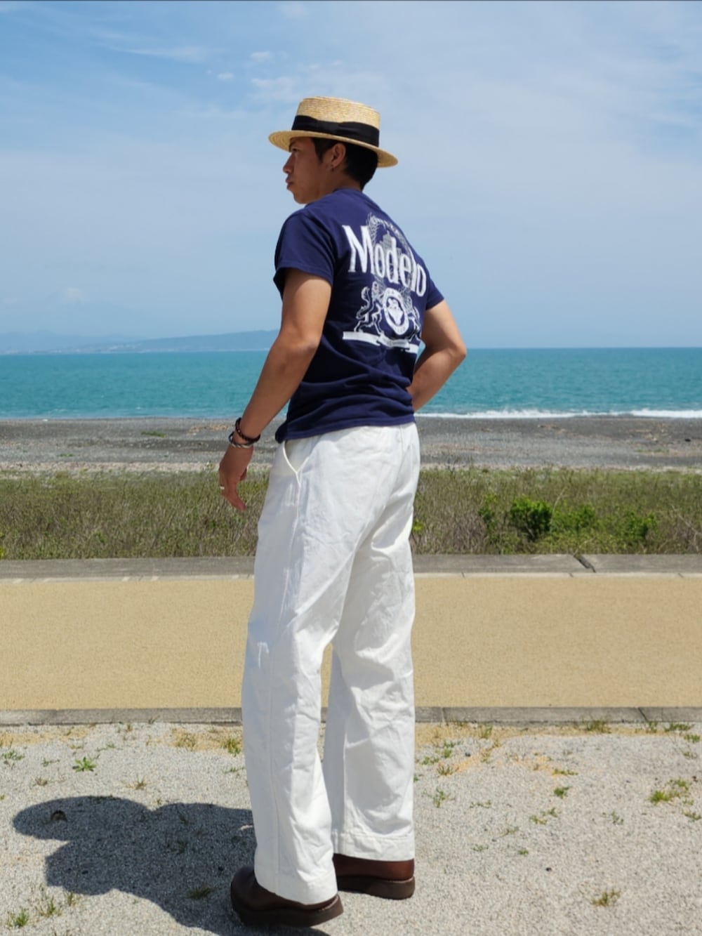 ブルー系のTシャツ/カットソー、ホワイト系のパンツ、ブラウン系のブーツを着用したメンズの春コーディネートの4枚目の写真