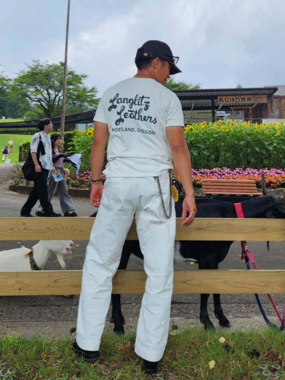 ホワイト系のパンツ、ホワイト系のTシャツ/カットソー、ブラック系のローファーを着用したメンズの夏コーディネートの3枚目の写真