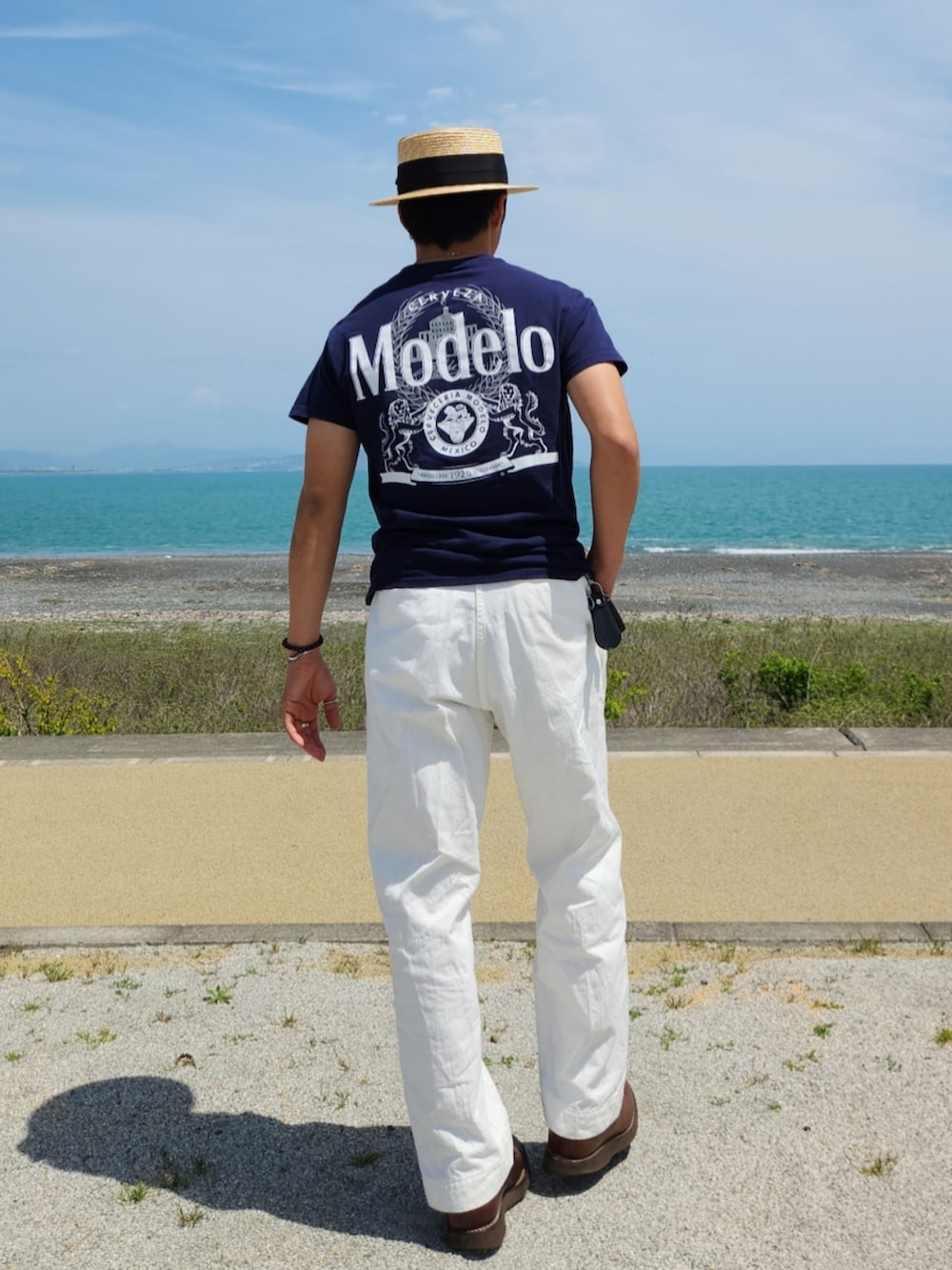 ブルー系のTシャツ/カットソー、ホワイト系のパンツ、ブラウン系のブーツを着用したメンズの春コーディネートの5枚目の写真
