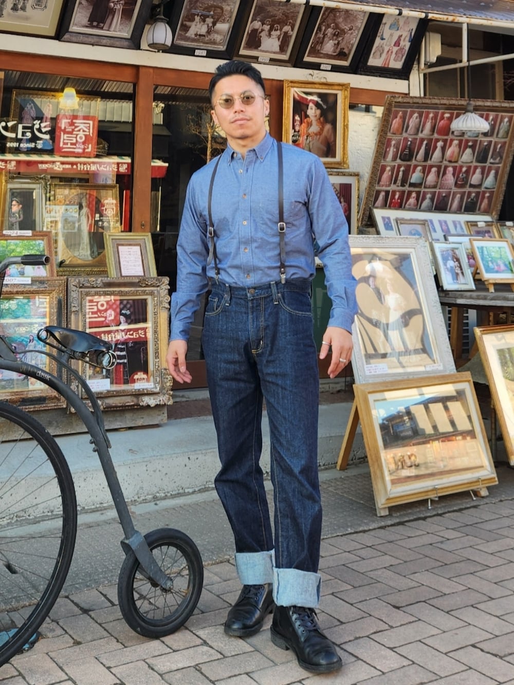 ブルー系のシャツ/ブラウス、ブルー系のデニムパンツ、ブラック系のブーツを着用したメンズの冬コーディネートの2枚目の写真