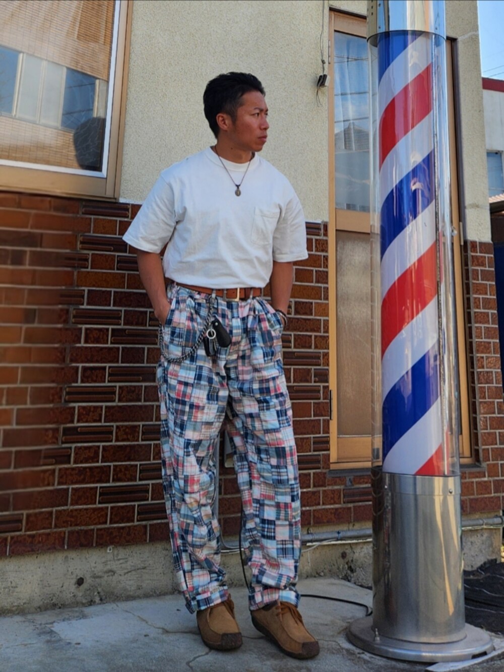 その他のパンツ、ベージュ系のローファー、ホワイト系のTシャツ/カットソーを着用したメンズの春コーディネートの2枚目の写真