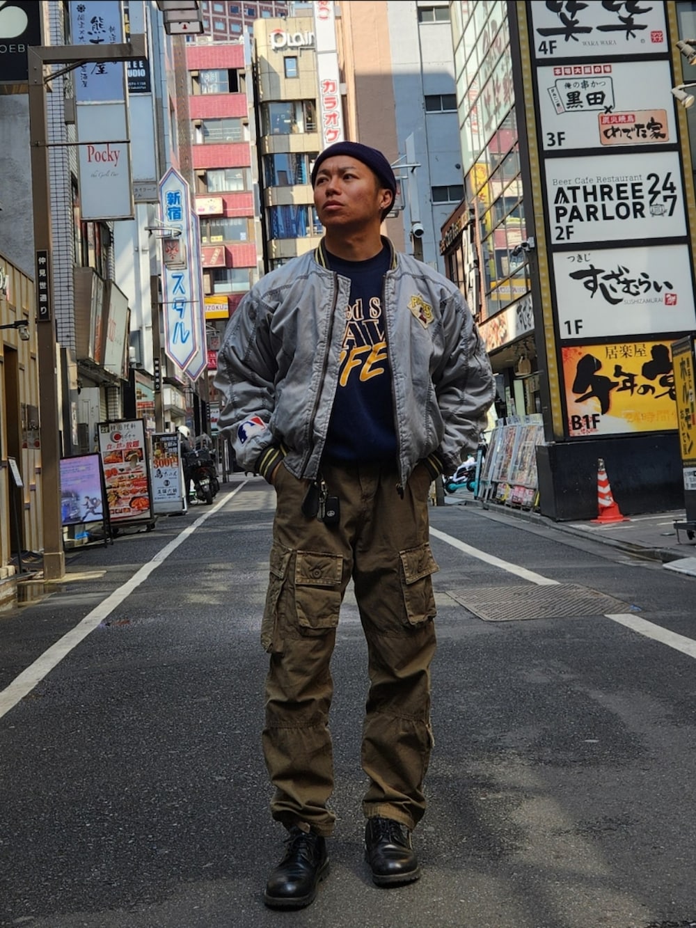 「メンズファッション、古着、スタジャン、カーゴパンツ、ニット帽、ストリート、革靴、グレー、ビーニー、スウェット、カーキパンツ、カーキ、ブーツ、ミリタリー、アメカジ」｜「古着のアイテム（ニットキャップ/ビーニー、ブルー系）」を使った、tulipさん（メンズ・165cm）の春コーディネートの2枚目の写真