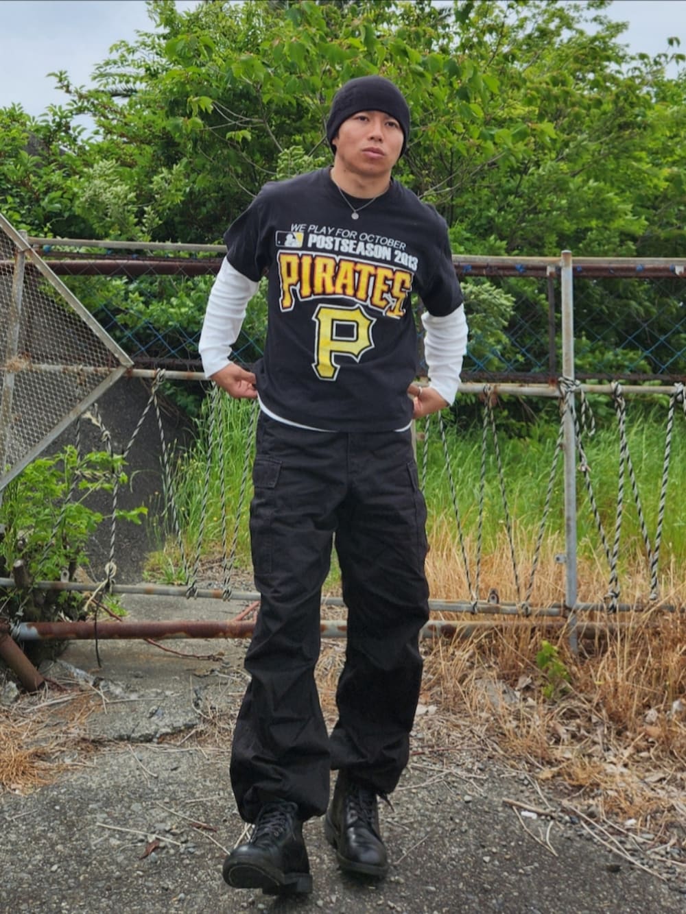 ブラック系のTシャツ/カットソー、ブラック系のカーゴパンツ、ブラック系のブーツを着用したメンズの春コーディネートの2枚目の写真