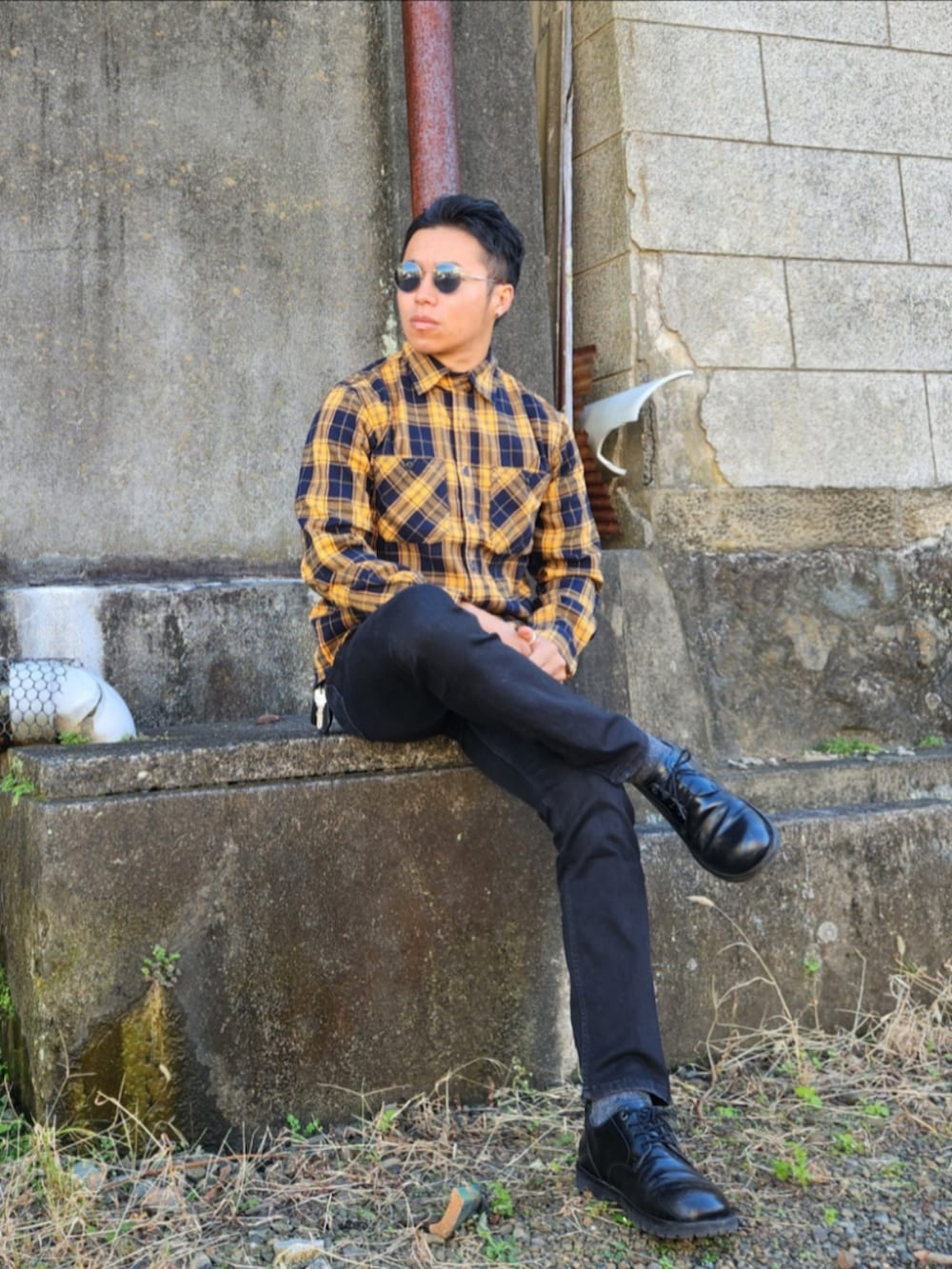 イエロー系のシャツ/ブラウス、ブラック系のパンツ、ブラック系のブーツを着用したメンズの秋コーディネートの2枚目の写真