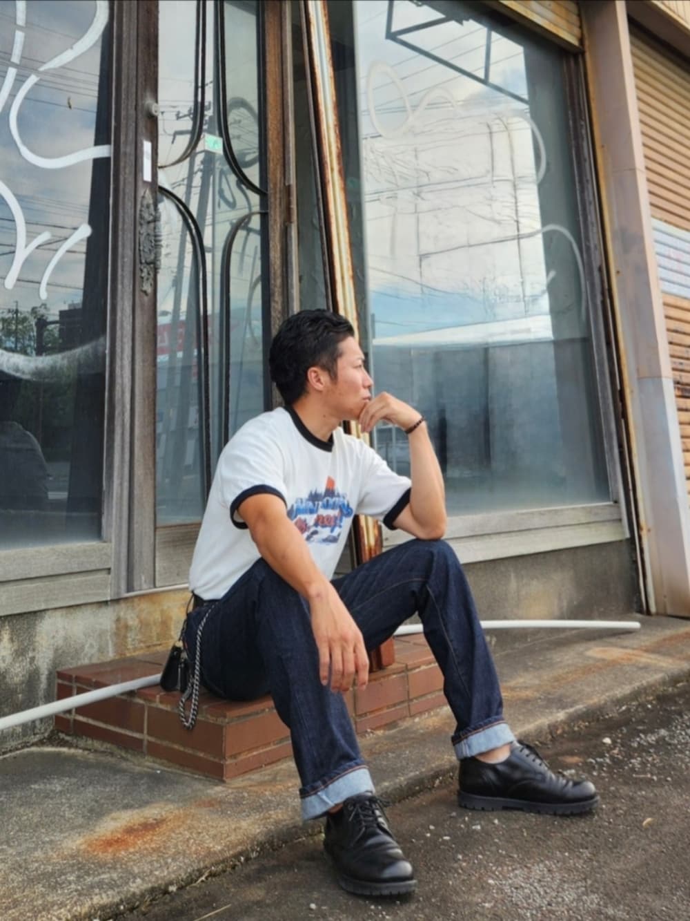 「アメカジ、Tシャツ、白Tシャツ、リンガーTシャツ、デニムパンツ、ジーパン、アメカジコーデ、ブーツ、黒ブーツ、ウォレットチェーン、夏コーデ、Tシャツ×デニム、古着、古着MIX」｜「BARNS OUTFITTERSのアイテム（Tシャツ/カットソー、ホワイト系）」を使った、tulipさん（メンズ・165cm）の春コーディネートの2枚目の写真