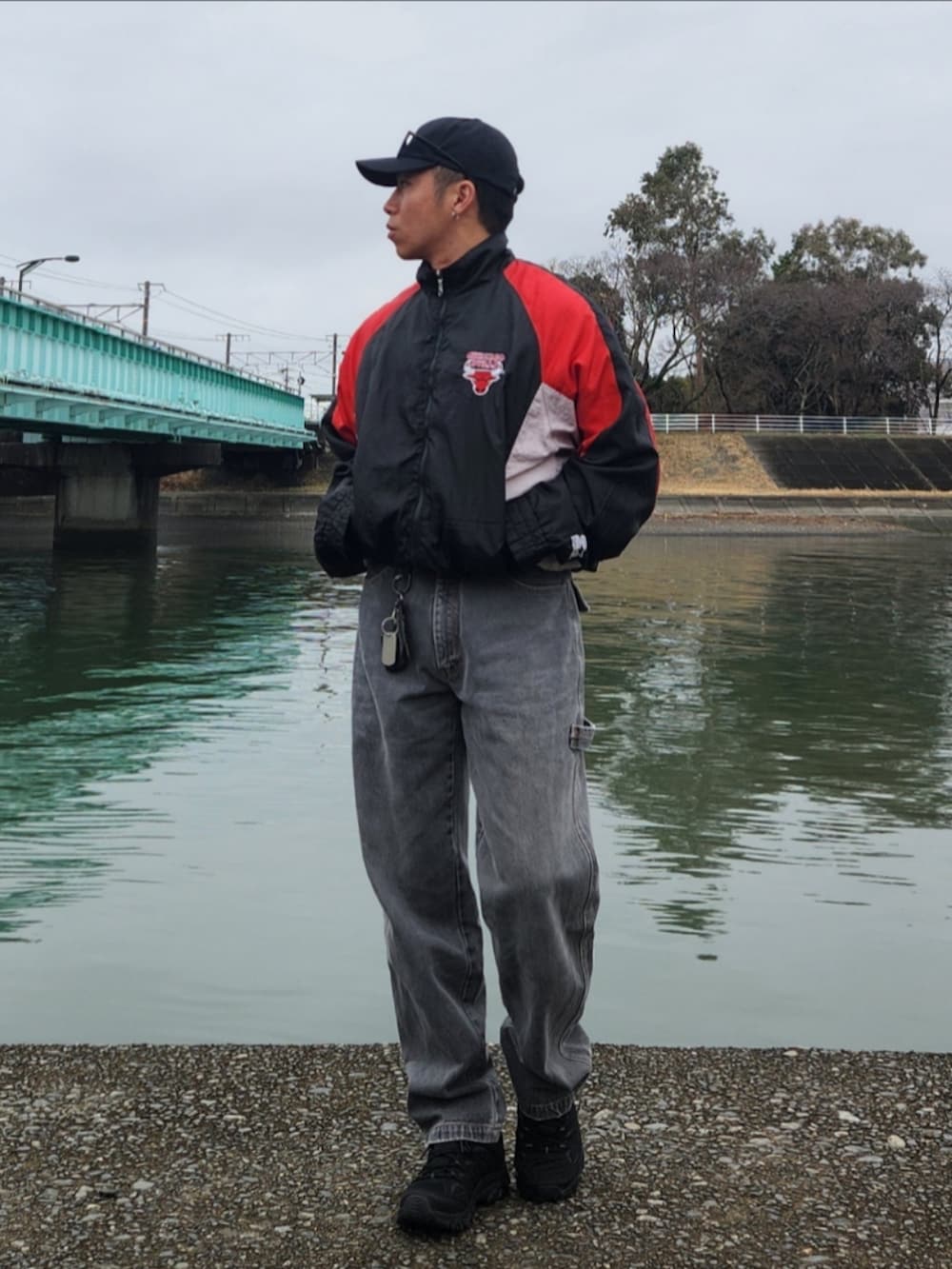 「ストリート、スニーカー、古着、古着MIX、キャップ、デニムパンツ、ナイロンジャケット、サングラス、スポーツミックス、黒、ブラック、帽子、春、オールブラック」｜「Ray-Banのアイテム（サングラス、ブルー系）」を使った、tulipさん（メンズ・165cm）の春コーディネートの3枚目の写真