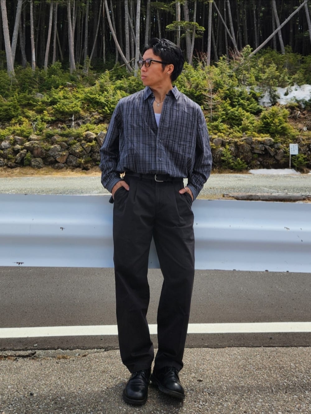 グレー系のシャツ/ブラウス、ブラック系のスラックス、ブラック系のブーツを着用したメンズの春コーディネートの2枚目の写真