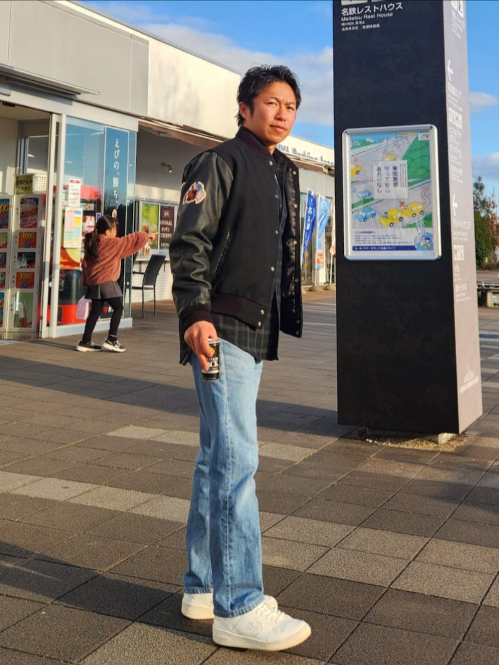 ブラック系のスタジャン、ブラック系のシャツ/ブラウス、ブルー系のデニムパンツを着用したメンズの冬コーディネートの2枚目の写真