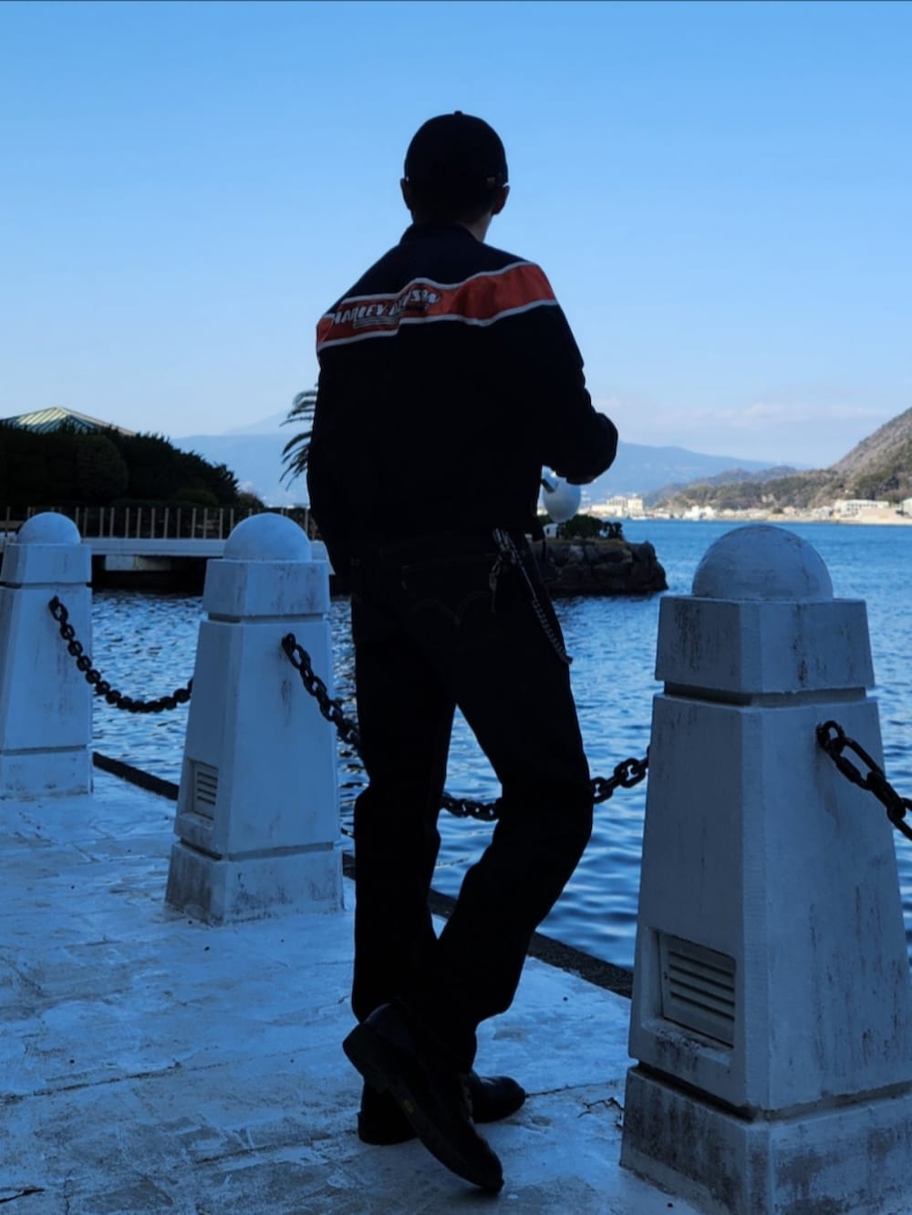 ブラック系のデニムパンツ、ブラック系のブーツ、ブラック系のナイロンジャケットを着用したメンズの冬コーディネートの5枚目の写真