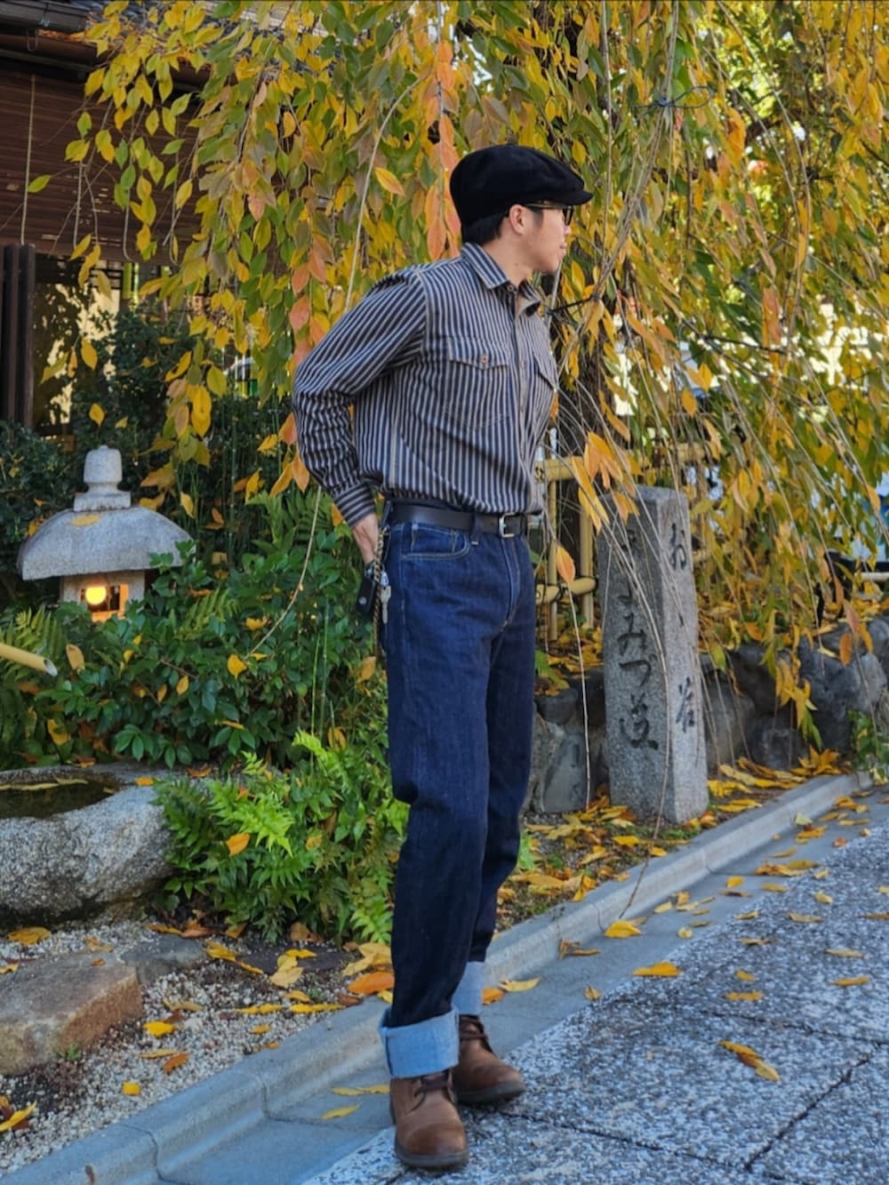 ブルー系のシャツ/ブラウス、ブルー系のデニムパンツ、ブラウン系のブーツを着用したメンズの秋コーディネートの2枚目の写真