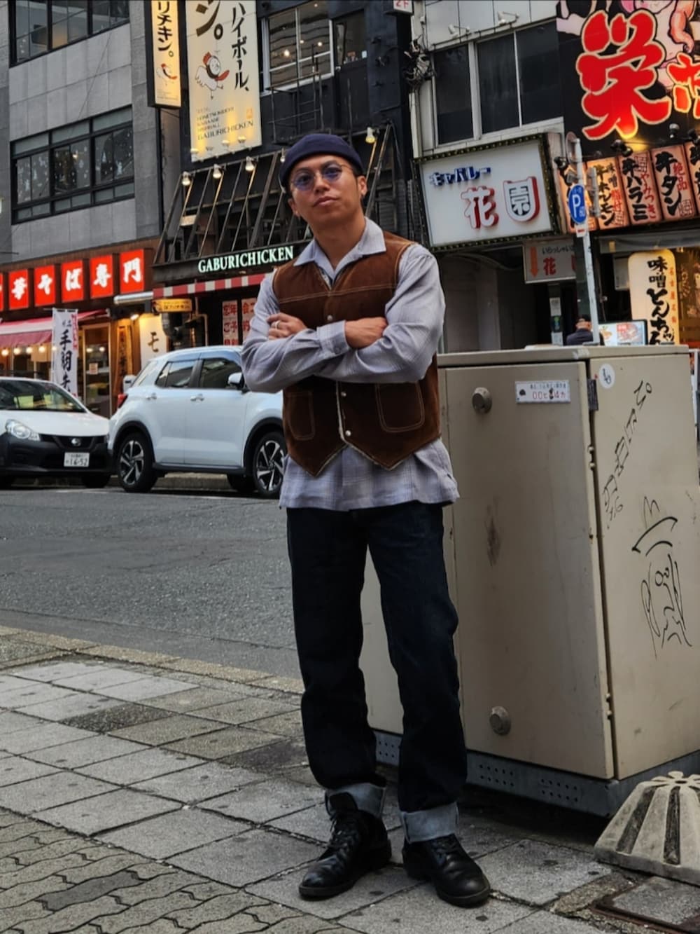 グレー系のシャツ/ブラウス、ブルー系のデニムパンツ、ブラック系のブーツを着用したメンズの秋コーディネートの3枚目の写真