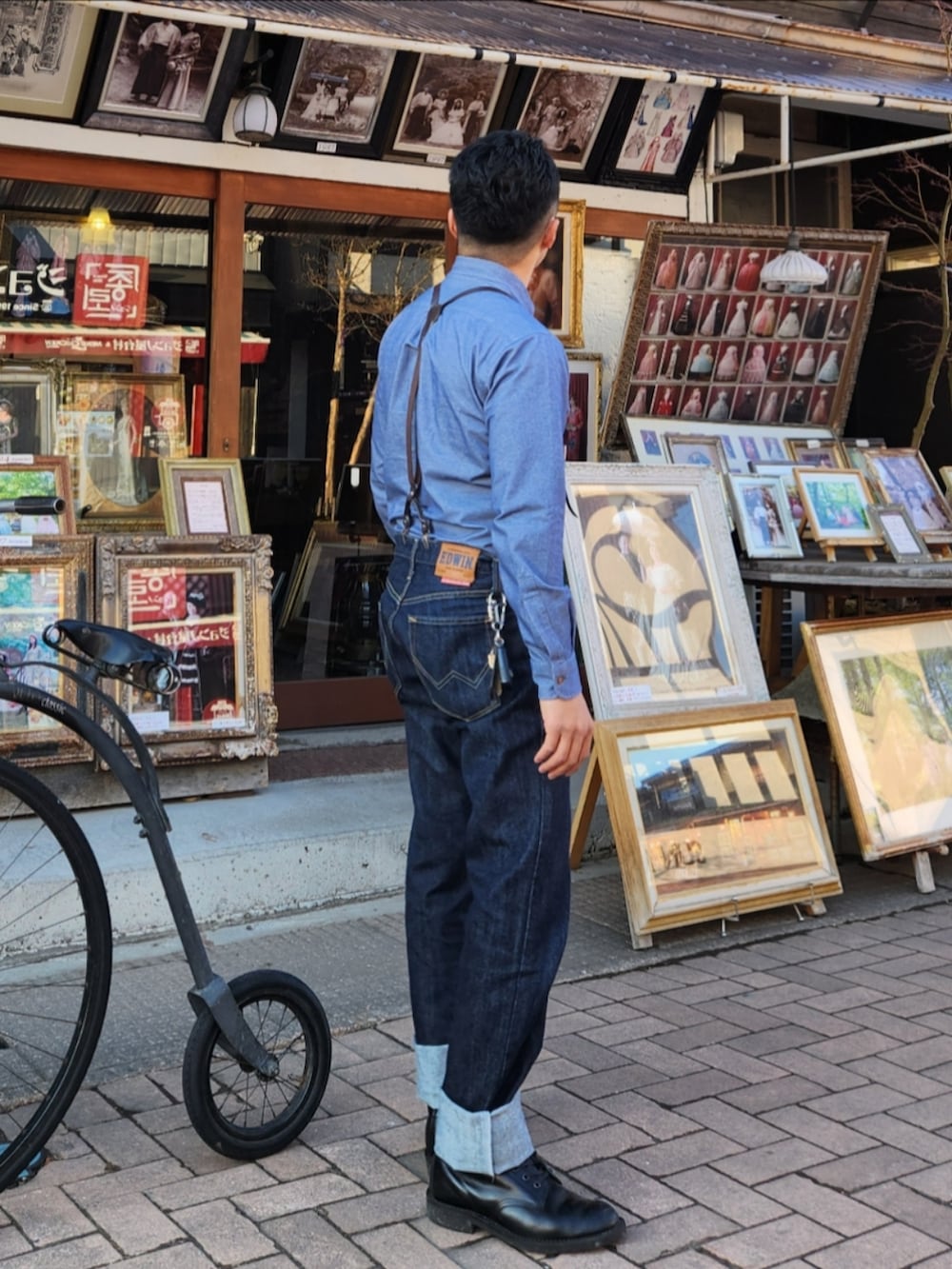 ブルー系のシャツ/ブラウス、ブルー系のデニムパンツ、ブラック系のブーツを着用したメンズの冬コーディネートの3枚目の写真