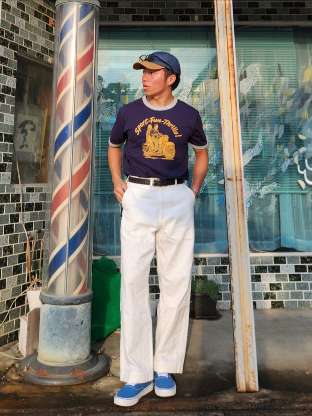 「リンガーTシャツ、夏コーデ、Tシャツ、白パンツ、ホワイトパンツ、スニーカー、水色スニーカー、キャップ、アメカジ、古着、ホワイト、やっぱり帽子が好き」｜「karakuのアイテム（Tシャツ/カットソー、ブルー系）」を使った、tulipさん（メンズ・165cm）の春コーディネートの3枚目の写真