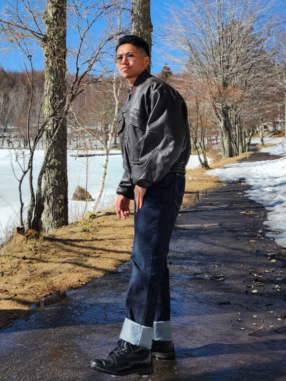 ブラウン系のブルゾン、ブルー系のデニムパンツ、ブラック系のブーツを着用したメンズの冬コーディネートの3枚目の写真