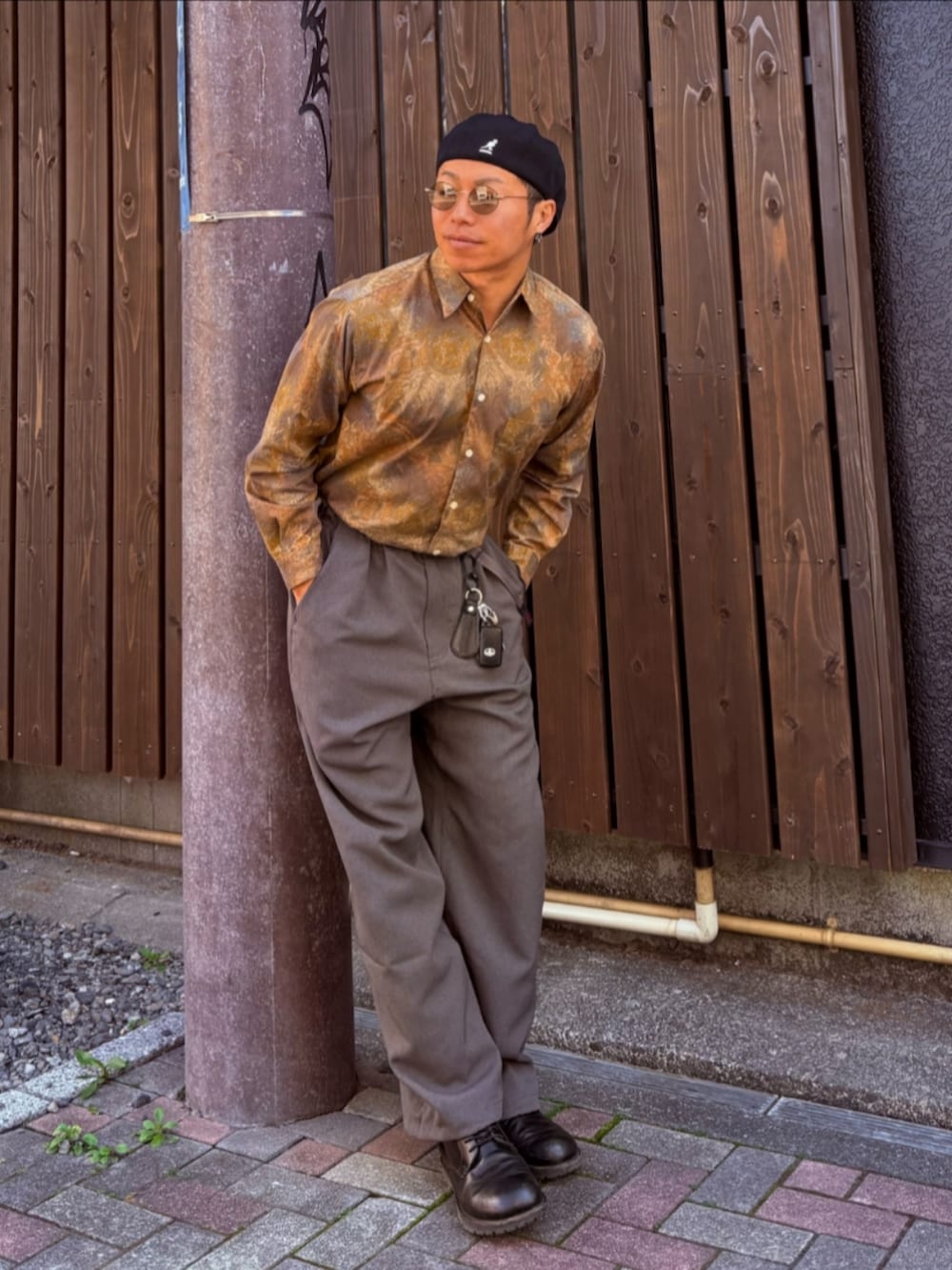 「古着MIX、柄シャツ、古着、ハンチング、帽子、サングラス、スラックス、ブーツ、大人カジュアル、春、グレーパンツ、グレー、ガラシャツ」｜「KANGOLのアイテム（ハンチング/ベレー帽、ブラック系）」を使った、tulipさん（メンズ・165cm）の春コーディネートの2枚目の写真
