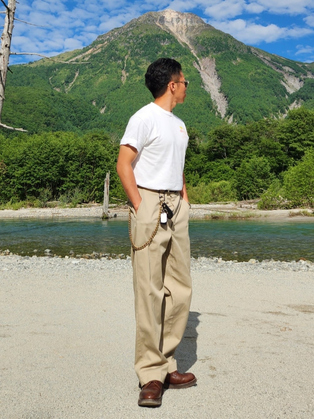 ベージュ系のチノパンツ、ブラウン系のブーツ、ホワイト系のTシャツ/カットソーを着用したメンズの夏コーディネートの3枚目の写真