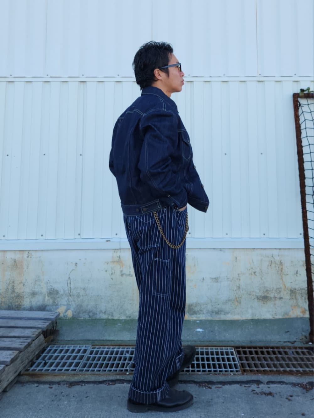 ブルー系のパンツ、グレー系のスウェット、ブルー系のデニムジャケットを着用したメンズの冬コーディネートの3枚目の写真