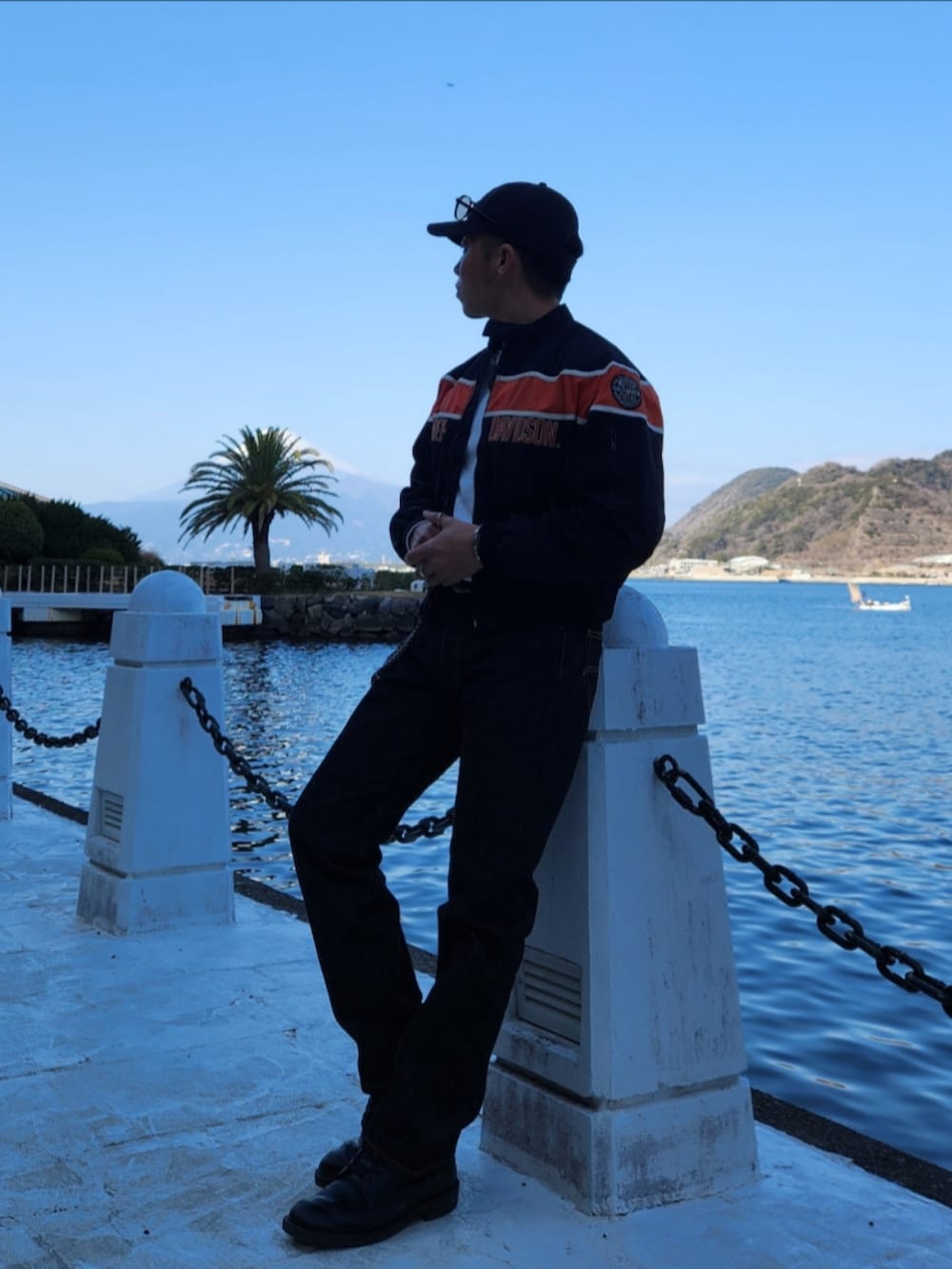 ブラック系のデニムパンツ、ブラック系のブーツ、ブラック系のナイロンジャケットを着用したメンズの冬コーディネートの3枚目の写真