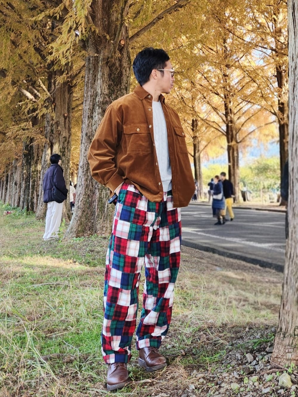 その他のパンツ、ブラウン系のブーツ、ホワイト系のニット/セーターを着用したメンズの秋コーディネートの2枚目の写真