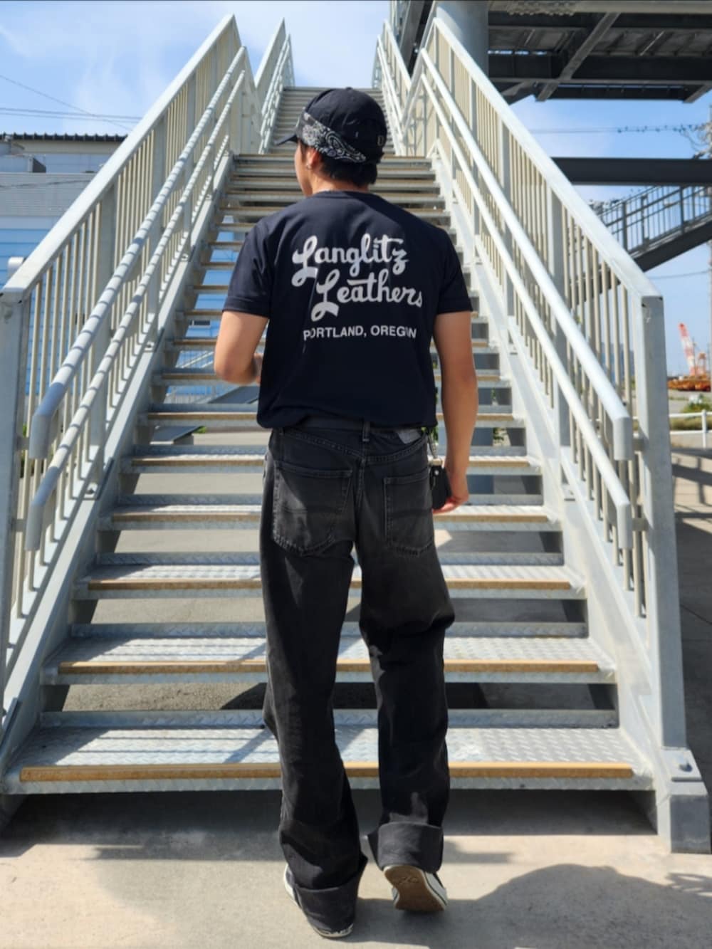 ブラック系のシャツ/ブラウス、ブラック系のデニムパンツ、ブラック系のスニーカーを着用したメンズの春コーディネートの3枚目の写真