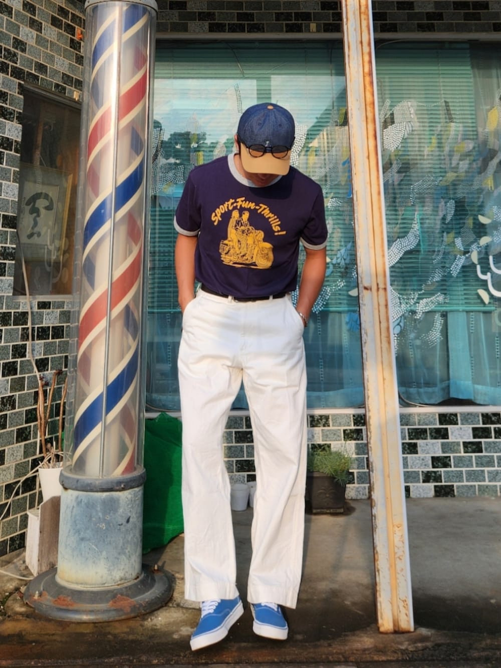 「リンガーTシャツ、夏コーデ、Tシャツ、白パンツ、ホワイトパンツ、スニーカー、水色スニーカー、キャップ、アメカジ、古着、ホワイト、やっぱり帽子が好き」｜「karakuのアイテム（Tシャツ/カットソー、ブルー系）」を使った、tulipさん（メンズ・165cm）の春コーディネートの2枚目の写真