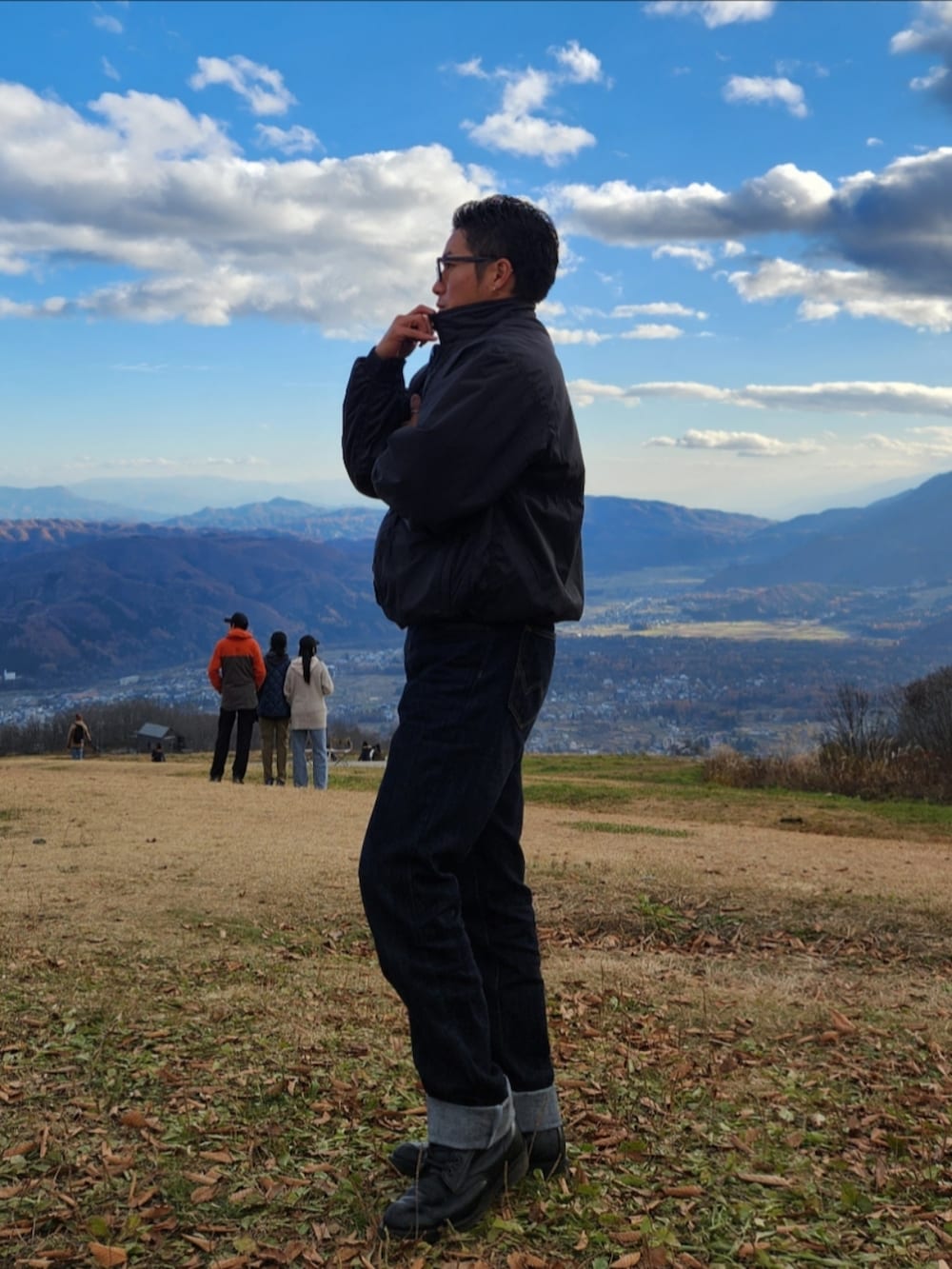 ブラック系のダウンジャケット/コート、ブルー系のデニムパンツ、ブラック系のブーツを着用したメンズの秋コーディネートの3枚目の写真