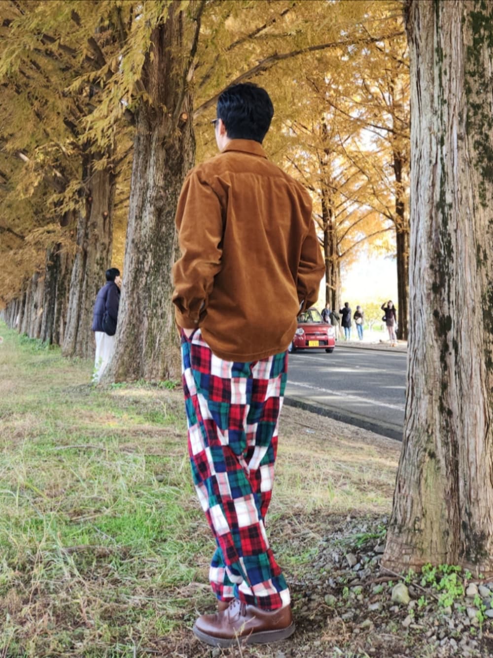 その他のパンツ、ブラウン系のブーツ、ホワイト系のニット/セーターを着用したメンズの秋コーディネートの3枚目の写真