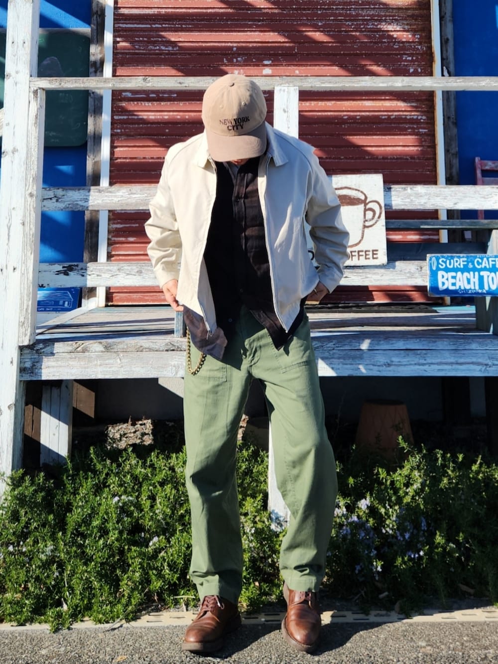 ベージュ系のジャケット/アウター、ブラウン系のシャツ/ブラウス、グリーン系のカーゴパンツを着用したメンズの冬コーディネートの2枚目の写真