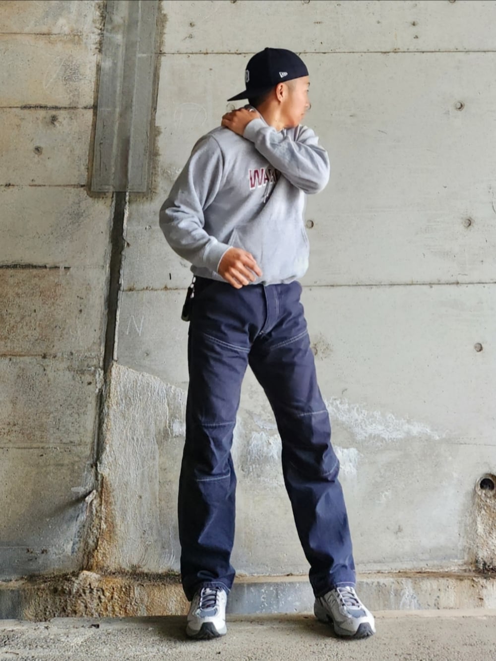 「パーカー、ワークパンツ、ペインターパンツ、ストリート、ストリートコーデ、スニーカー、キャップ、ストレートキャップ、シンプルスタイル、古着、スポーツミックス、カジュアル」｜「NEW ERAのアイテム（キャップ、ブルー系）」を使った、tulipさん（メンズ・165cm）の春コーディネートの3枚目の写真