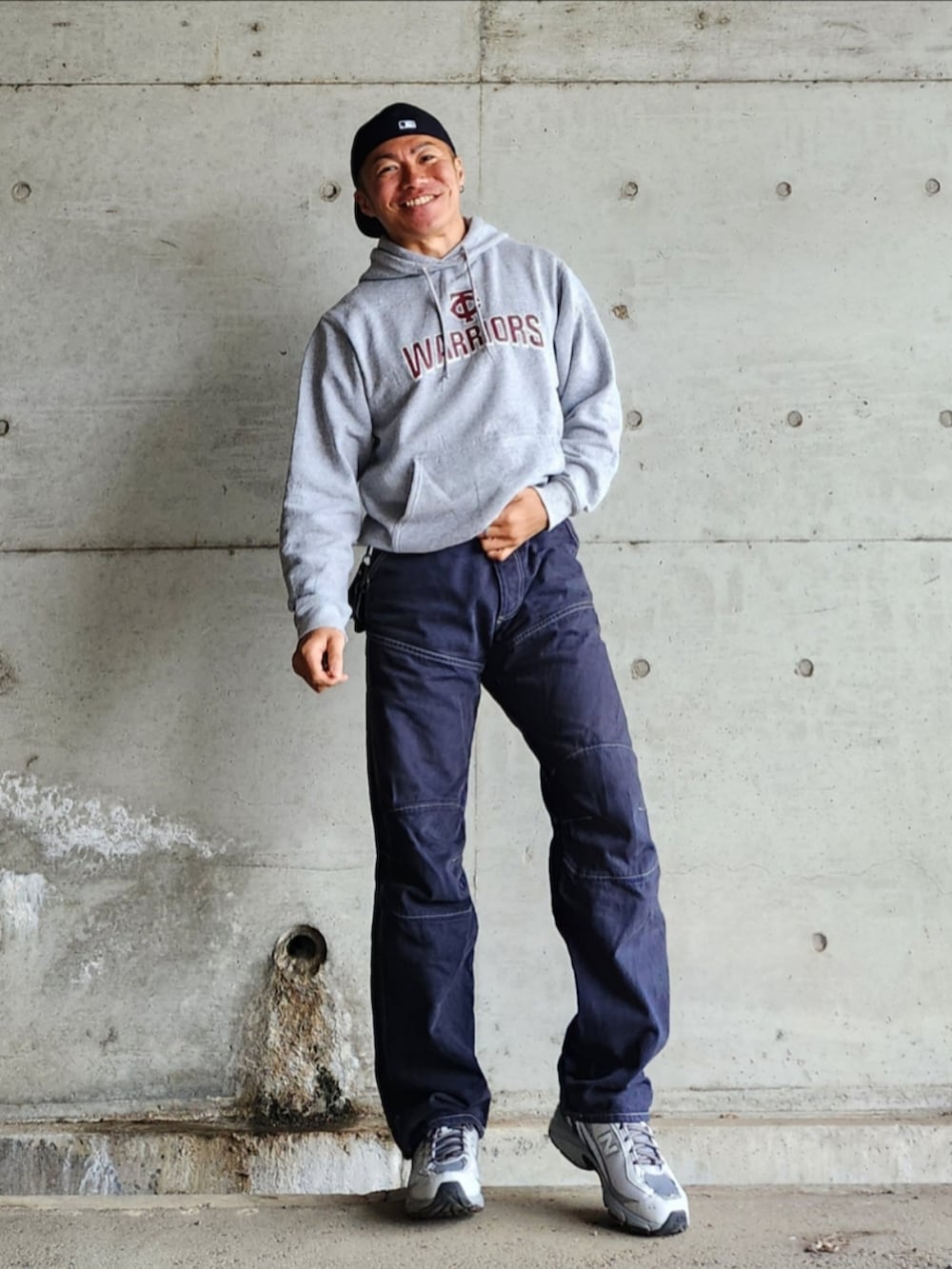 「パーカー、ワークパンツ、ペインターパンツ、ストリート、ストリートコーデ、スニーカー、キャップ、ストレートキャップ、シンプルスタイル、古着、スポーツミックス、カジュアル」｜「NEW ERAのアイテム（キャップ、ブルー系）」を使った、tulipさん（メンズ・165cm）の春コーディネートの4枚目の写真