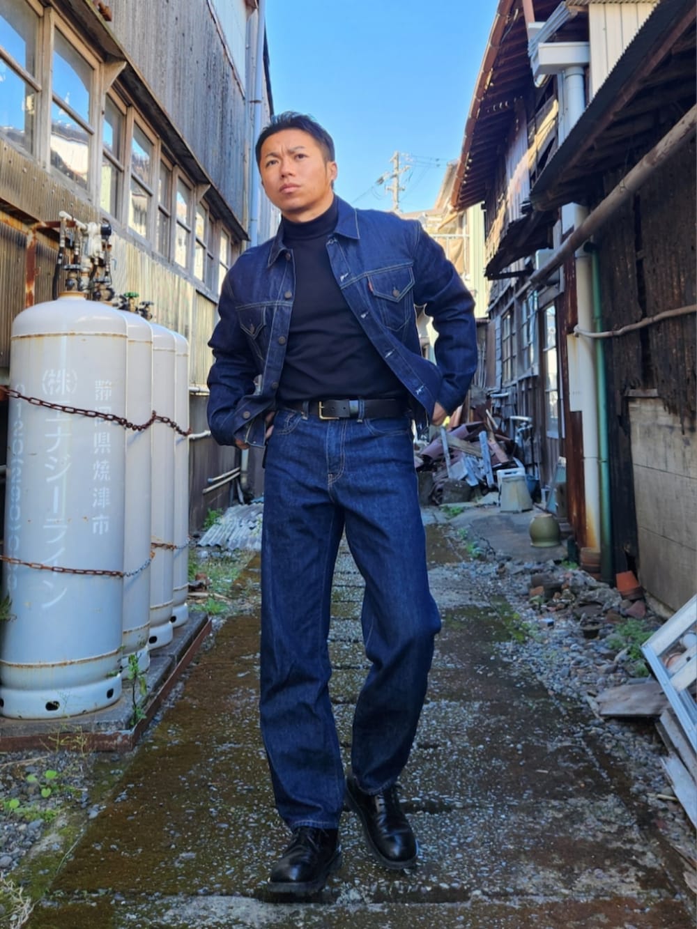 ブラック系のその他トップス、ブルー系のデニムジャケット、ブルー系のデニムパンツを着用したメンズの秋コーディネートの5枚目の写真