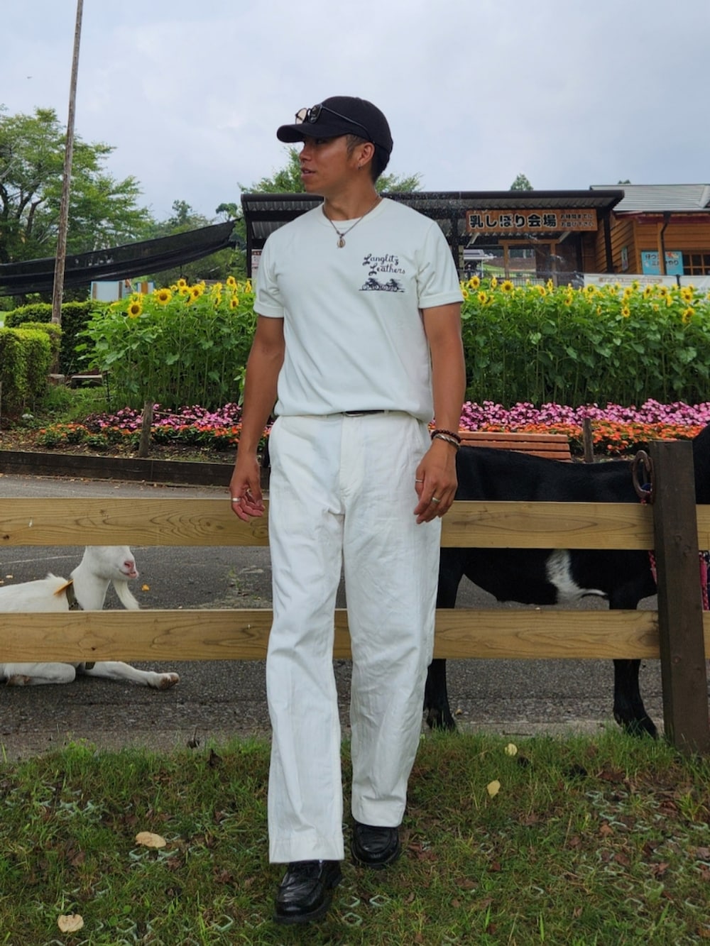 ホワイト系のパンツ、ホワイト系のTシャツ/カットソー、ブラック系のローファーを着用したメンズの夏コーディネートの2枚目の写真