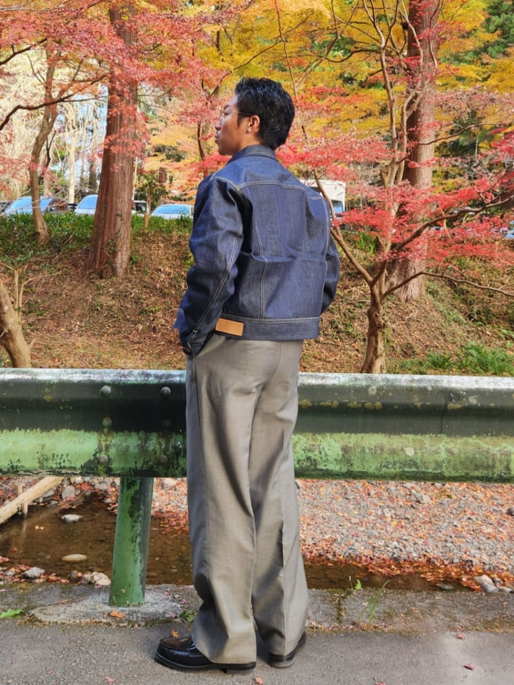 ブルー系のデニムジャケット、ホワイト系のTシャツ/カットソー、グレー系のスラックスを着用したメンズの冬コーディネートの2枚目の写真