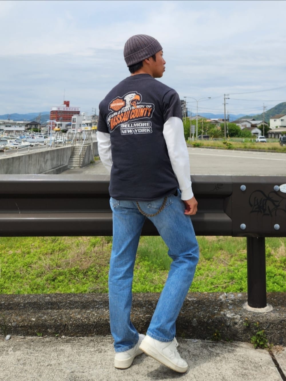 ブラック系のTシャツ/カットソー、ブルー系のデニムパンツ、ホワイト系のスニーカーを着用したメンズの春コーディネートの3枚目の写真